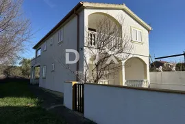 ZADAR, BIBINJE - Kuća s 3 apartmana 90 metara od mora!, Bibinje, Maison