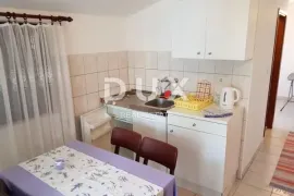 ZADAR, BIBINJE - Kuća s 3 apartmana 90 metara od mora!, Bibinje, Ev