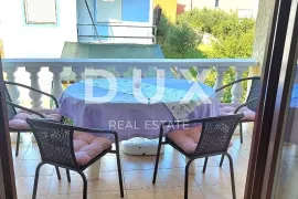 ZADAR, BIBINJE - Kuća s 3 apartmana 90 metara od mora!, Bibinje, Maison