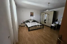 Kuća sa gospodarskim objektom i velikom okućnicom u okolici Žminja, Žminj, House