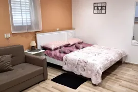 Pješćana uvala, 200m od plaže, kuća sa 3 apartmana !, Medulin, House