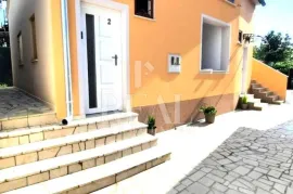 Pješćana uvala, 200m od plaže, kuća sa 3 apartmana !, Medulin, House