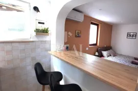 Pješćana uvala, 200m od plaže, kuća sa 3 apartmana !, Medulin, House