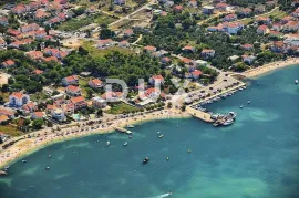 ZADAR, VRSI - Građevinsko zemljište uz glavnu cestu!, Nin, أرض