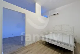 RENOVIRANI STAN SA POGLEDOM NA MORE, Pula, Apartamento