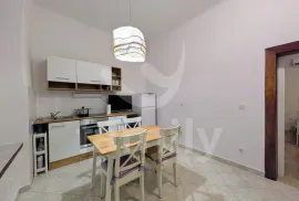 RENOVIRANI STAN SA POGLEDOM NA MORE, Pula, Apartamento