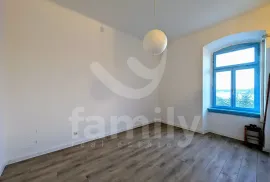 RENOVIRANI STAN SA POGLEDOM NA MORE, Pula, Apartamento