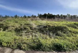 ATRAKTIVNO GRAĐEVINSKO ZEMLJIŠTE NA MIRNOJ LOKACIJI, Pula, Terreno