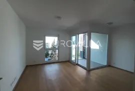 Split, Bol, dvosoban stan NKP 60 m2, parking, dugoročan najam, Split, Appartement