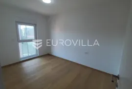 Split, Bol, dvosoban stan NKP 60 m2, parking, dugoročan najam, Split, Appartement