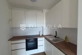 Split, Bol, dvosoban stan NKP 60 m2, parking, dugoročan najam, Split, Appartement