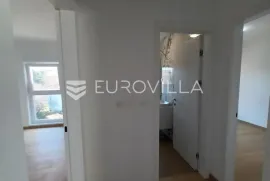 Split, Bol, dvosoban stan NKP 60 m2, parking, dugoročan najam, Split, Appartement