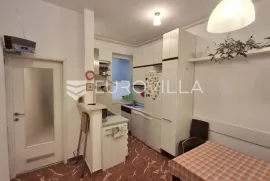 Zagreb, Centar, Palmotićeva dvosoban stan, 70 m2 NKP, parking, Zagreb, Appartement