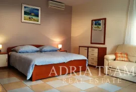 VILA SA 7 APARTMANA, POGLED NA MORE - DIKLO, ZADAR, Zadar, Maison