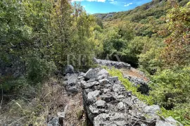 NOVI VINODOLSKI, SIBINJ KRMPOTSKI - Veliki teren sa urušenom starom kućom, Novi Vinodolski, Terreno