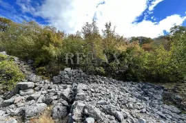 NOVI VINODOLSKI, SIBINJ KRMPOTSKI - Veliki teren sa urušenom starom kućom, Novi Vinodolski, Terreno