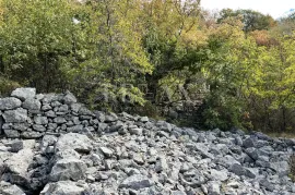 NOVI VINODOLSKI, SIBINJ KRMPOTSKI - Veliki teren sa urušenom starom kućom, Novi Vinodolski, Terreno