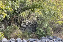 NOVI VINODOLSKI, SIBINJ KRMPOTSKI - Veliki teren sa urušenom starom kućom, Novi Vinodolski, Terreno