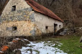 KUĆA SUVAJA S VELIKIM PAŠNJACIMA I LIVADAMA ZA ADAPTACIJU, Gračac, Famiglia