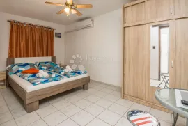 Apartman na Viru, Vir, شقة