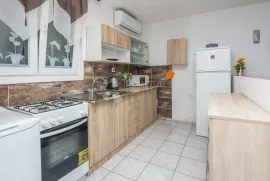 Apartman na Viru, Vir, شقة