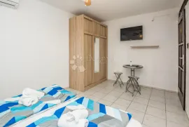 Apartman na Viru, Vir, شقة