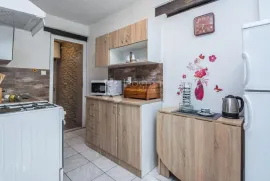 Apartman na Viru, Vir, شقة