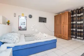 Apartman na Viru, Vir, شقة