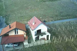 Dvije vikendice sa vinogradom na brijegu iznad Krapine!, Krapina - Okolica, Haus