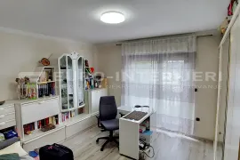 Zagreb, kuća u Vrapču, dva trosobna stana, ukupno 327 m2, Zagreb, Famiglia