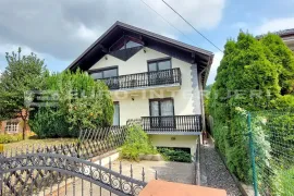 Zagreb, kuća u Vrapču, dva trosobna stana, ukupno 327 m2, Zagreb, Maison