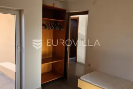 Pag, Novalja, tri apartmana u stambenoj zgradi, Novalja, Appartamento