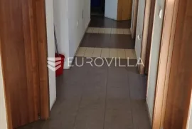 Pag, Novalja, tri apartmana u stambenoj zgradi, Novalja, Appartamento