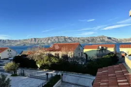 Kuća sa bazenom 50 m od plaže na Braču, Selca, Kuća