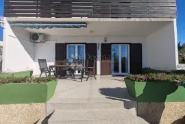 SRIMA - atraktivna  kuća u prvom redu do plaže s predivnim vrtom, Vodice, Kuća