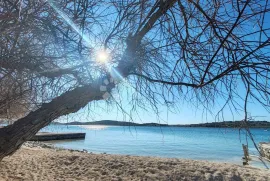 SRIMA - atraktivna  kuća u prvom redu do plaže s predivnim vrtom, Vodice, Kuća