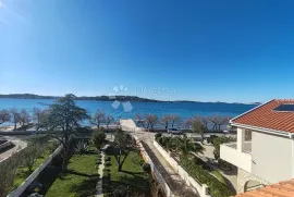 SRIMA - atraktivna  kuća u prvom redu do plaže s predivnim vrtom, Vodice, Kuća