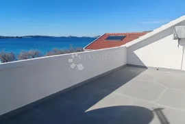 SRIMA - atraktivna  kuća u prvom redu do plaže s predivnim vrtom, Vodice, Kuća