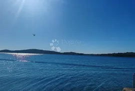 SRIMA - atraktivna  kuća u prvom redu do plaže s predivnim vrtom, Vodice, Kuća