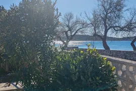 SRIMA - atraktivna  kuća u prvom redu do plaže s predivnim vrtom, Vodice, Kuća