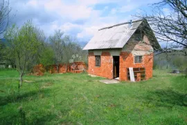 Kućica za bjeg od buke, Donji Lapac, Kuća