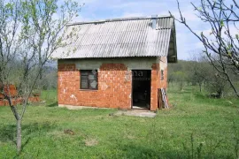 Kućica za bjeg od buke, Donji Lapac, Kuća