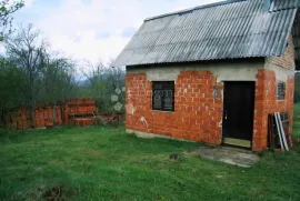 Kućica za bjeg od buke, Donji Lapac, Kuća