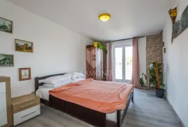 PRILIKA! Četiri apartmana na 100m od plaže u Rovinju, Rovinj, Appartamento