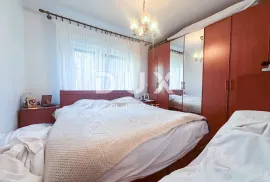 RIJEKA, KRIMEJA - kuća u nizu 4S+DB, parking, okućnica, Rijeka, Casa