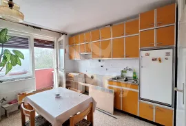 EKSKLUZIVNO TROSOBAN STAN SA DVIJE TERASE I GARAŽOM, Pula, Apartamento