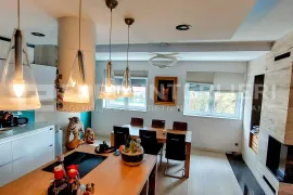 Stan Stenjevec, atraktivan dizajnerski Penthouse pov. 135 m2 + terasa, Zagreb, Flat