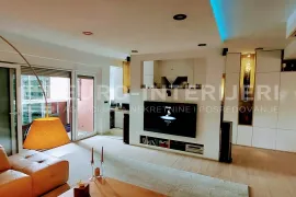 Stan Stenjevec, atraktivan dizajnerski Penthouse pov. 135 m2 + terasa, Zagreb, Apartamento