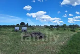 EKSKLUZIVNO  PROSTRANO ZEMLJIŠTE NA ATRAKTIVNOJ LOKACIJI, Fažana, Terreno