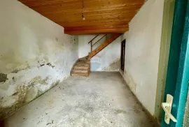 Grižane - Starina za adaptaciju, 250 m2, 3 objekta, Vinodolska Općina, House